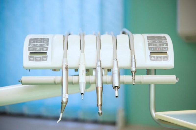 Bei Verdacht auf aggressive Parodontitis wird Ihr Zahnarzt eine ausführliche Untersuchung durchführen.